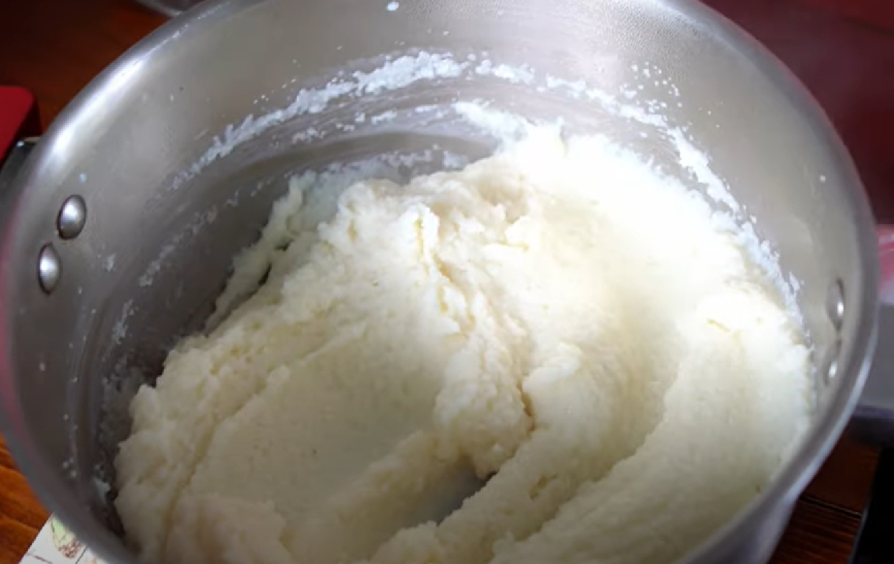 Манники з сиром і родзинками: рецепт повітряної страви для легкої вечері